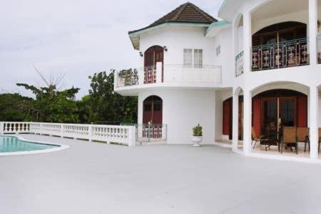 Grand - 9-bedroom Luxury Retreat With Olympic Sized Pool Pousada