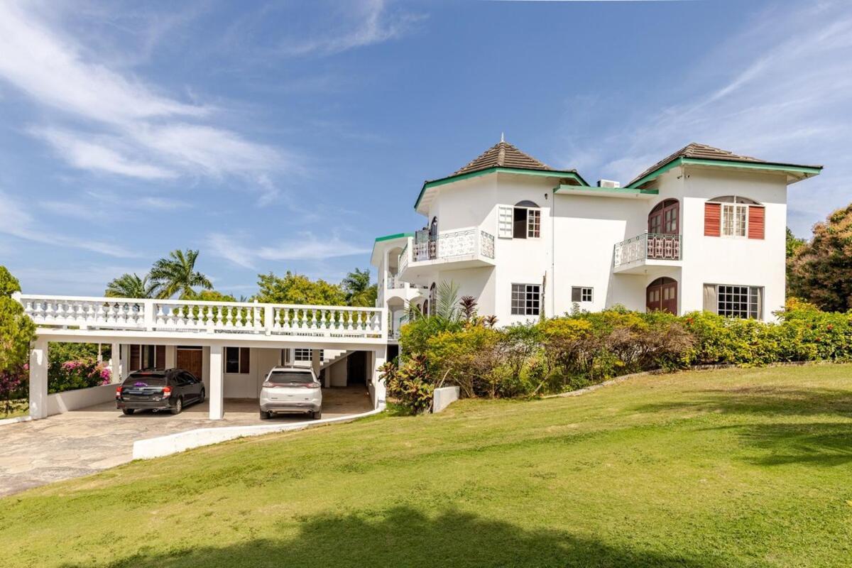 Pousada Grand - 9-bedroom Luxury Retreat With Olympic Sized Pool Montego Bay