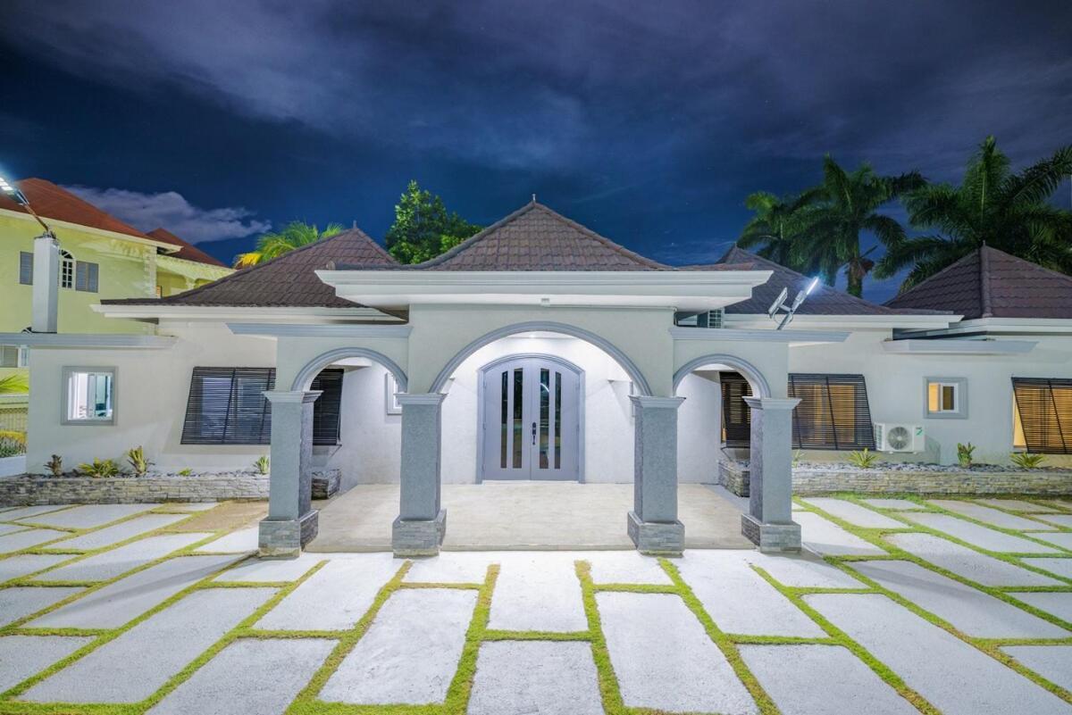 La Moderna Villa *