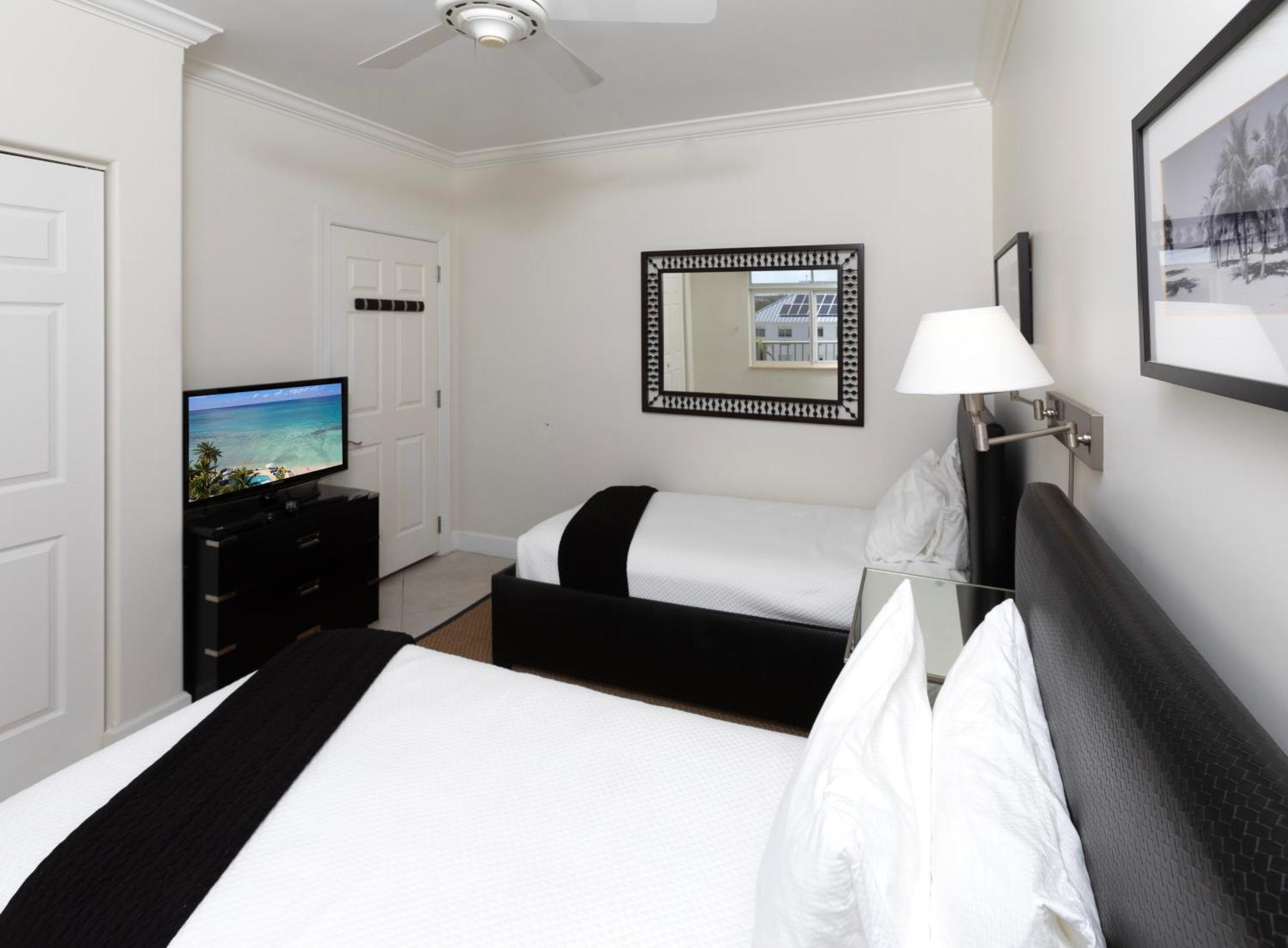 Apartment South Bay Club 33 - 3 Bedroom 2 Bathroom Unit George Town