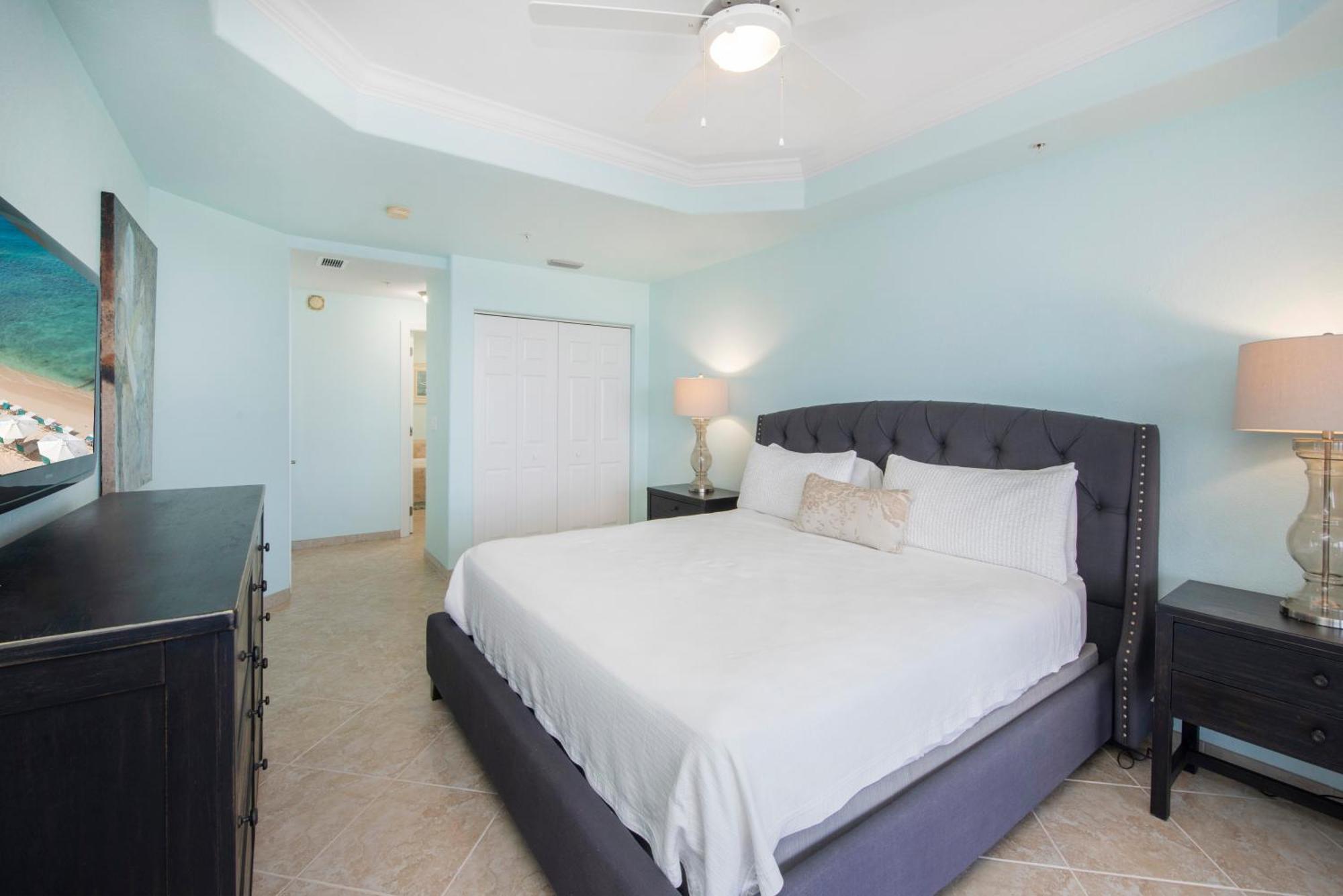 Apartment South Bay Club 30 - 3 Bedroom 2 Bathroom Unit George Town