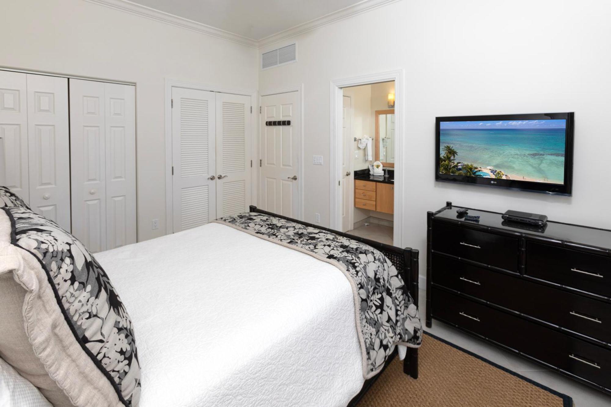 South Bay Club 33 - 3 Bedroom 2 Bathroom Unit Apartment *