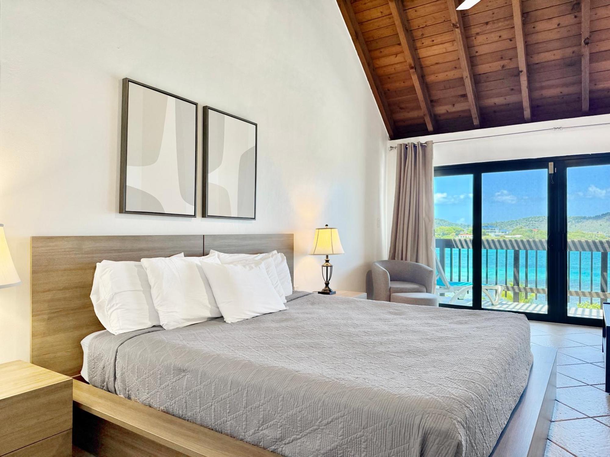 Sapphire Beachfront Renovated 1200 Sf! - Free Wi-fi Apartment *