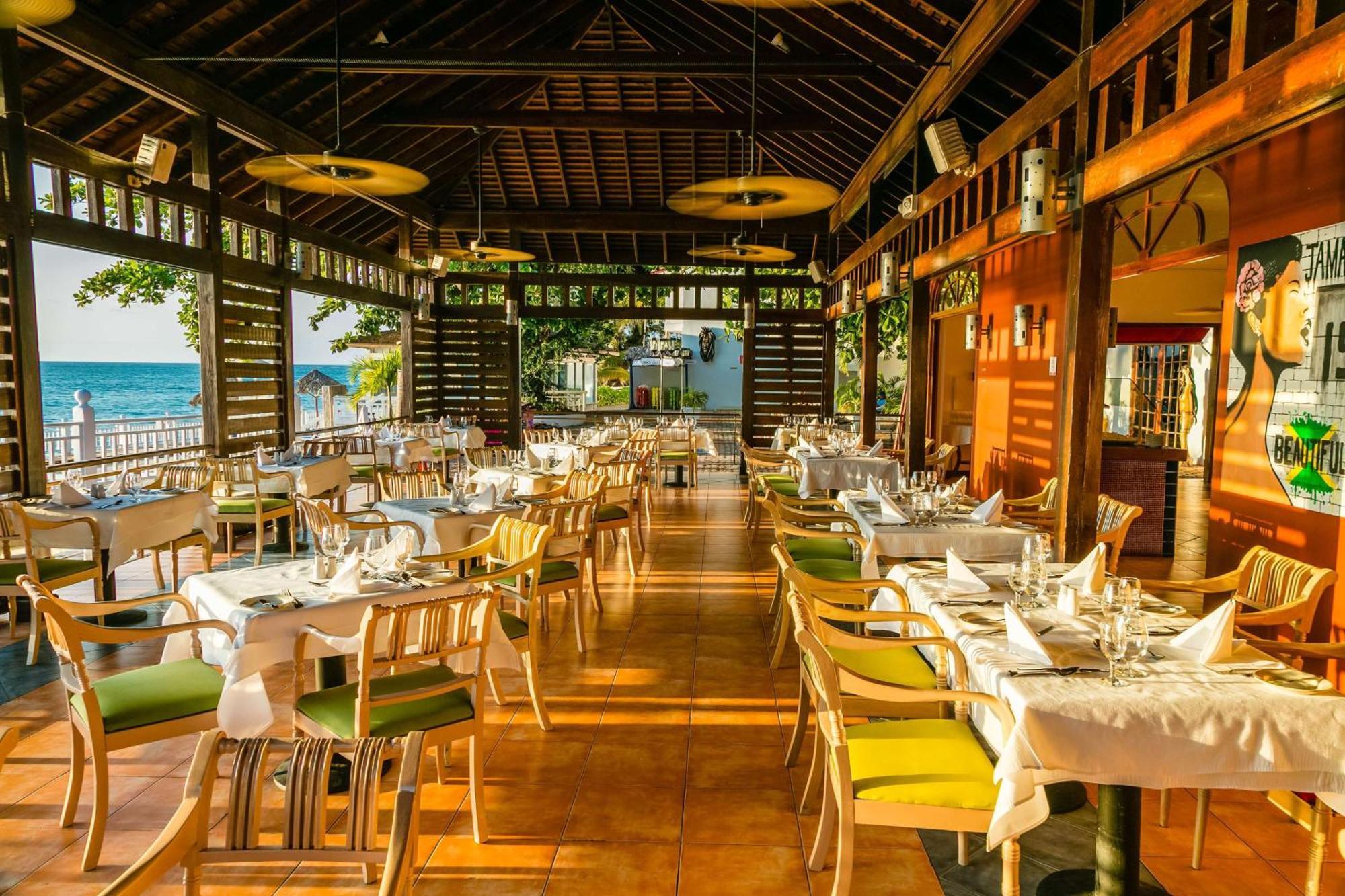 Grand Decameron Montego Beach, A Trademark All-inclusive Resort 3*