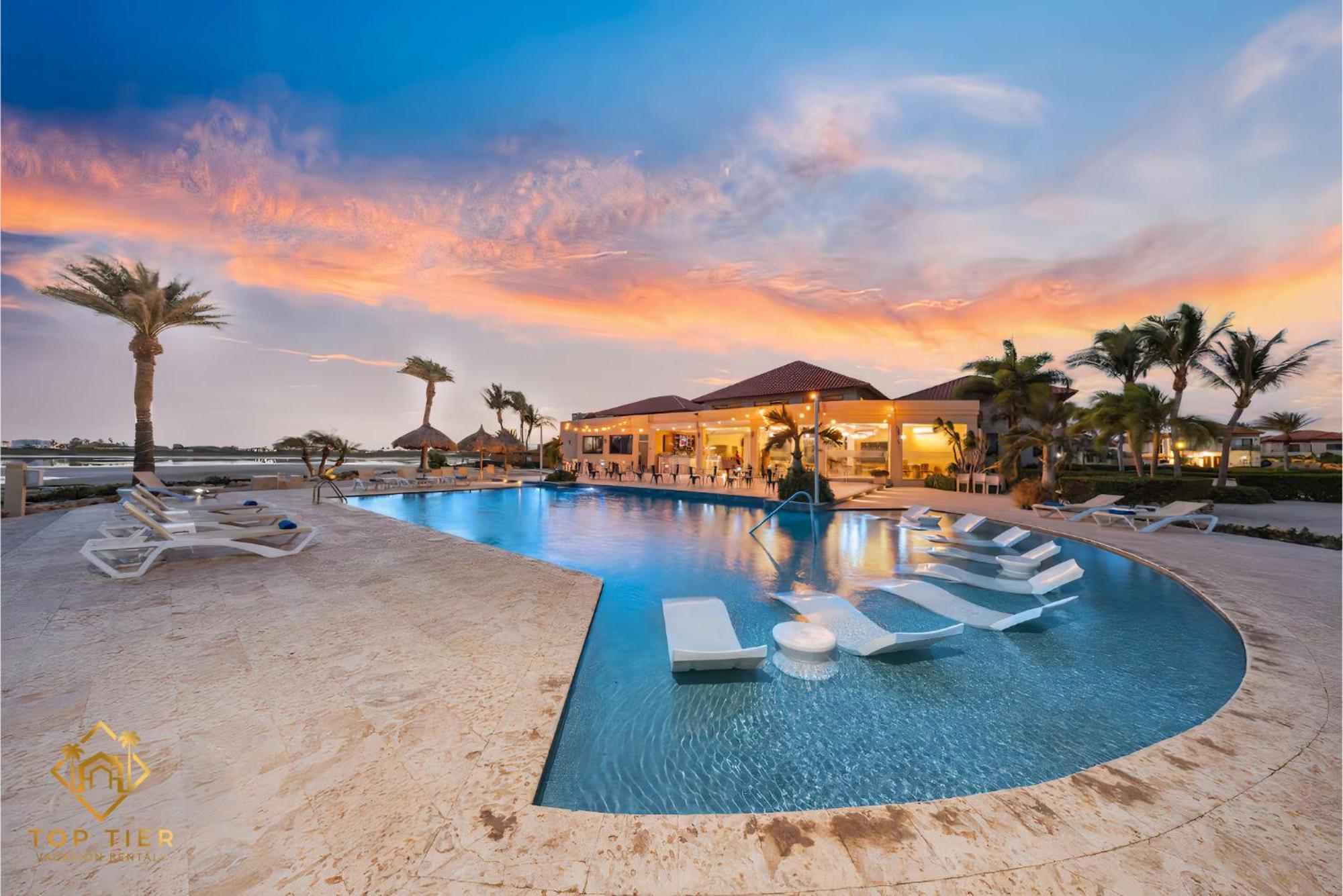 1 Min To Beach, W Pool, Gym In A Gated Community * Palm Beach