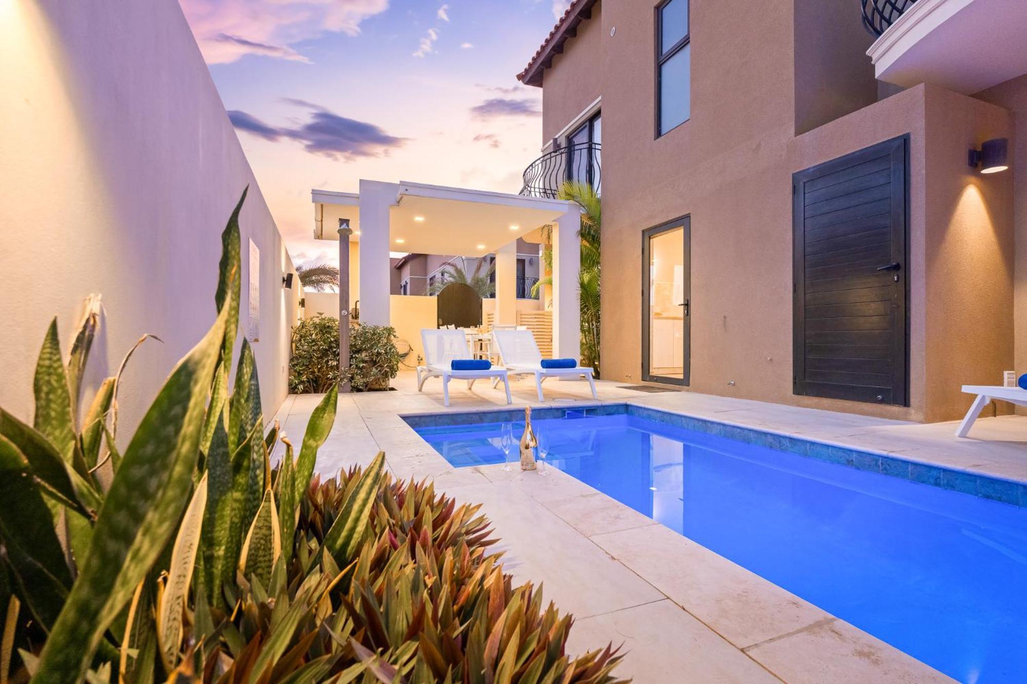 1 Min To Beach, W Pool, Gym In A Gated Community * Palm Beach