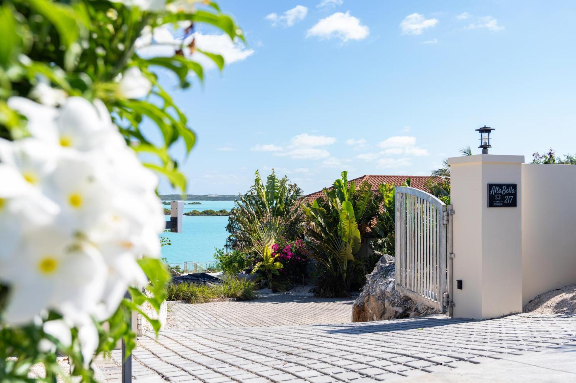 Villa Alta Bella And Taylor Bay Beach