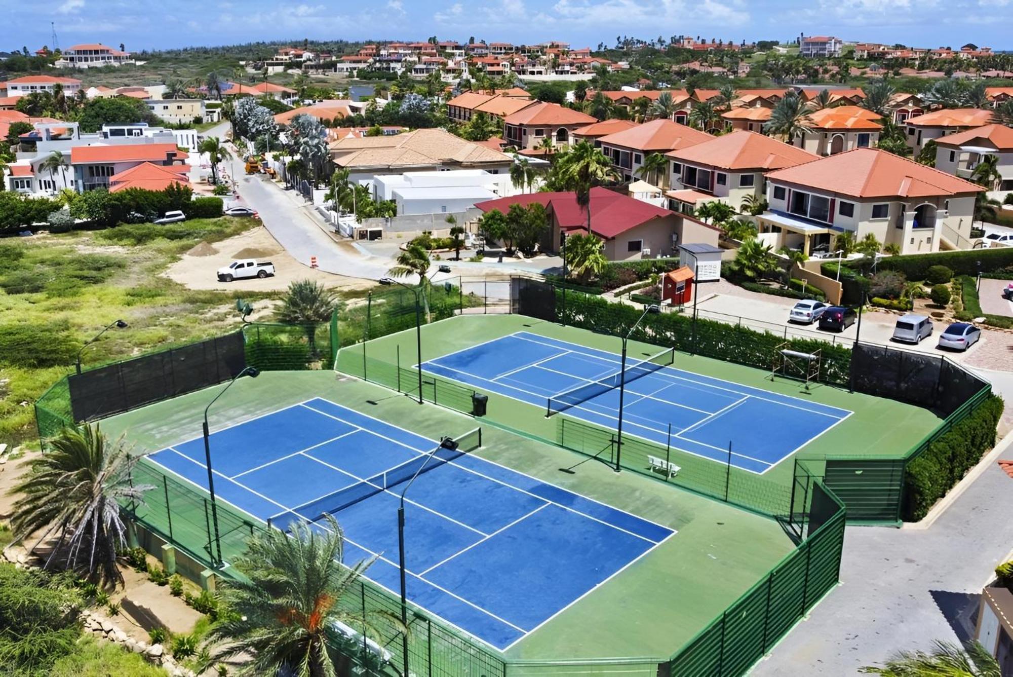 1 Min To Beach, W Pool, Gym In A Gated Community Casa de férias Palm Beach