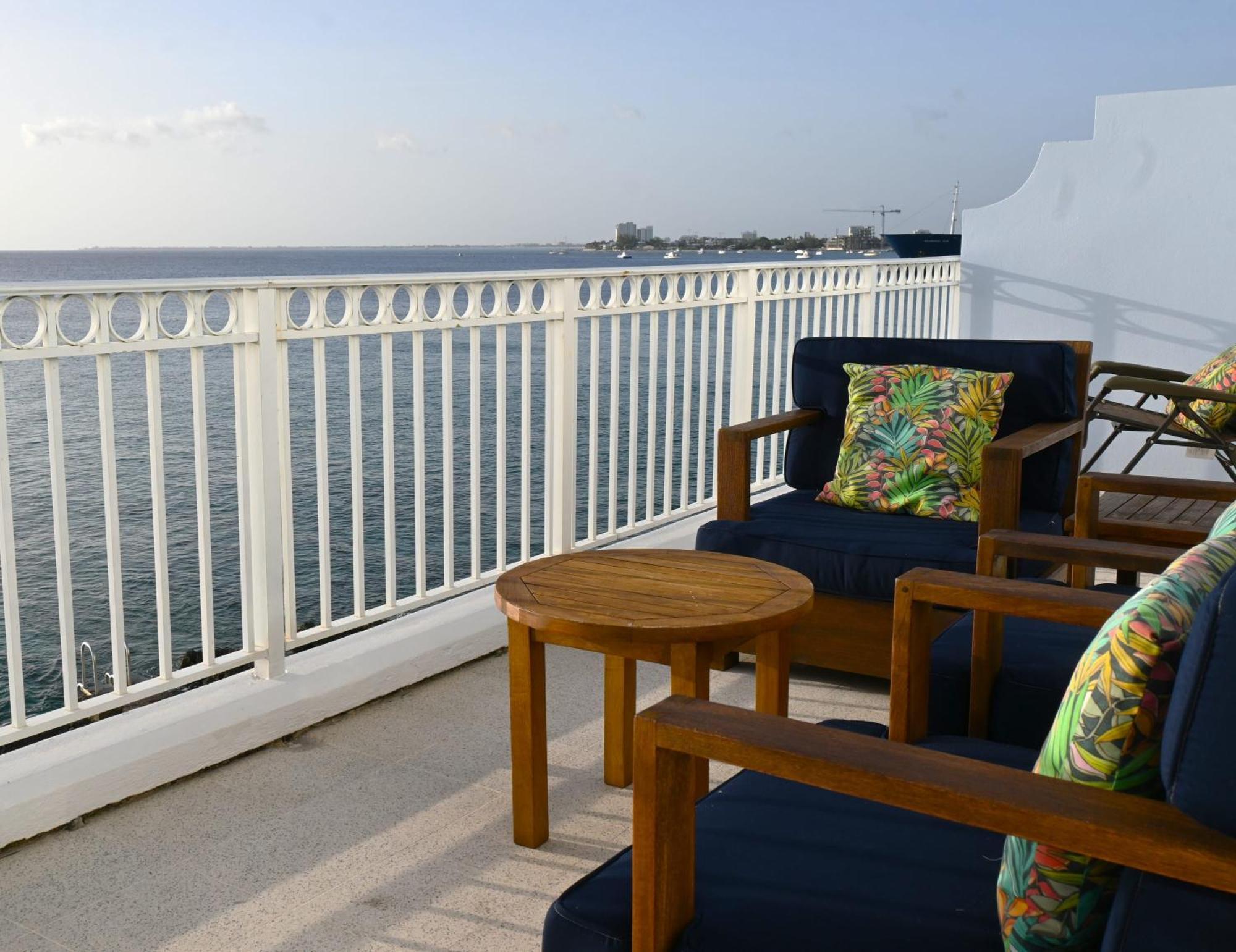 New Oceanfront In Holiday home George Town