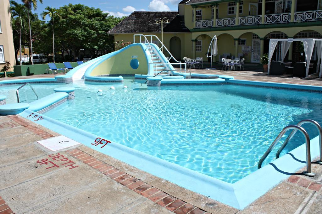 Private Two Bedroom A31 Sandcastle Apartment *