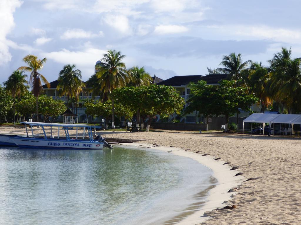 4 * Ocho Rios