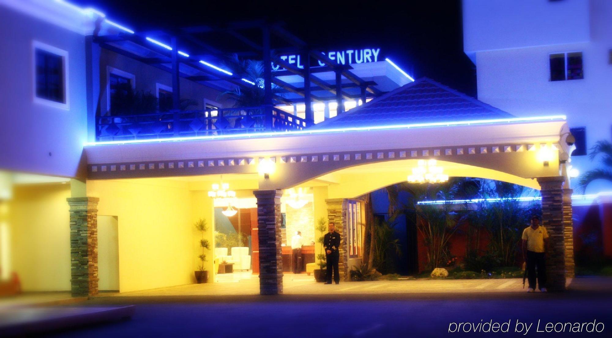 Century Plaza Hotel 3*