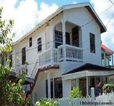 Tropical Breeze Vacation And Guest house 2*