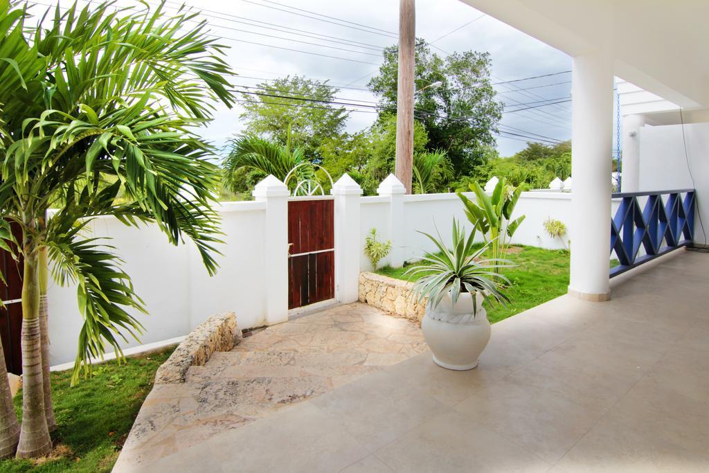 White House * La Romana