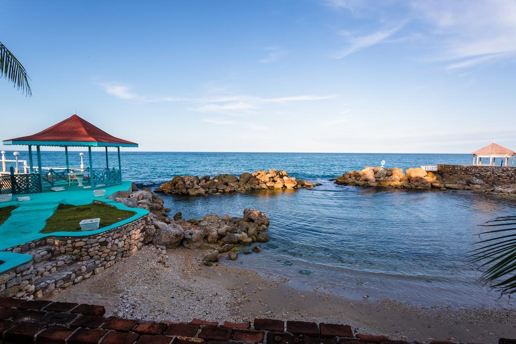 Criss Ocho Rios