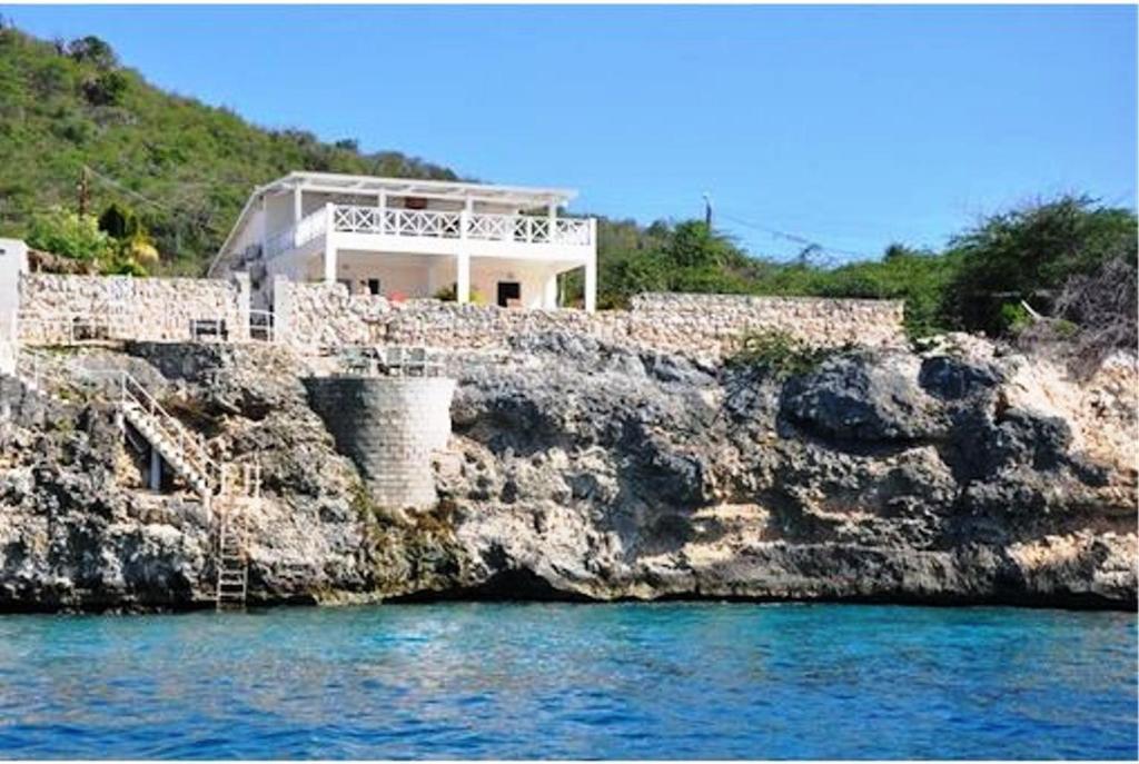 Dolphin Hearthouse Lagun