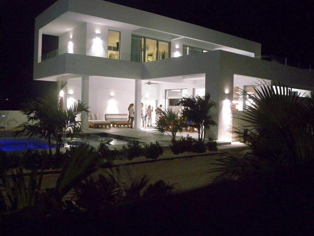 White - 2-bedroom Private - V6