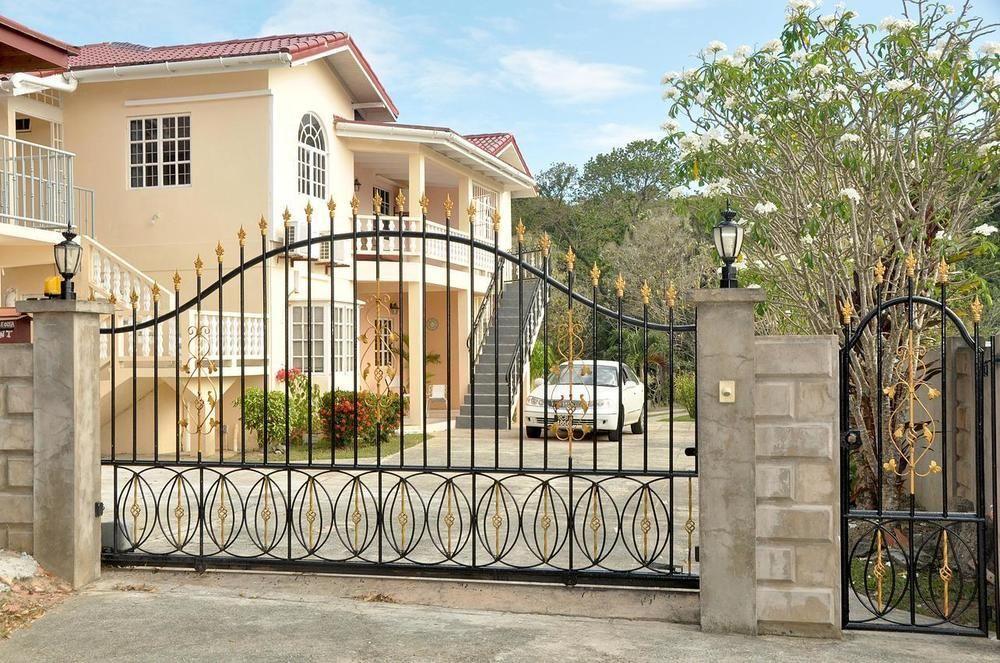Len And Leona Hideout Bed & Breakfast 2*