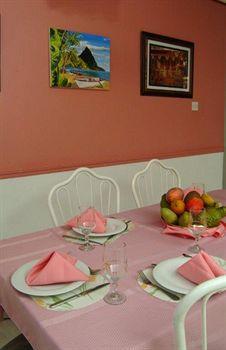 Tropical Breeze Vacation And Guest house