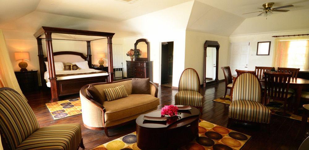 Beachcombers Hotel 3*