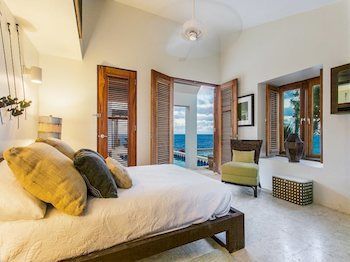 Waves On Shoal Bay Hotel