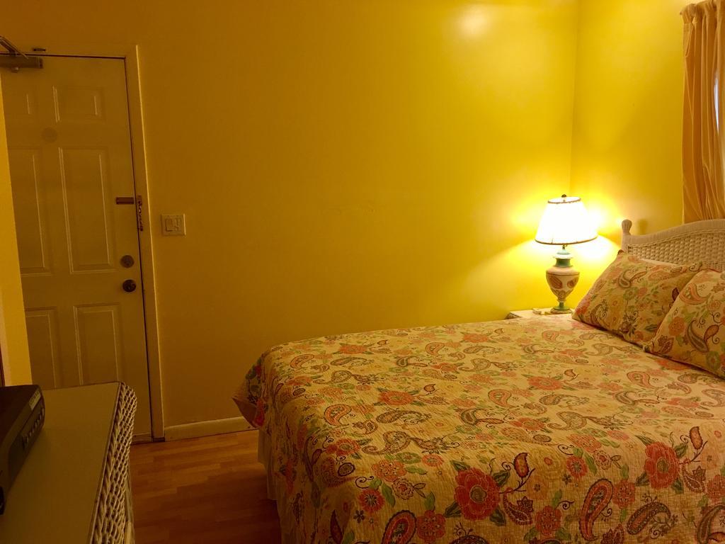 Eldemire's Tropical Island Inn