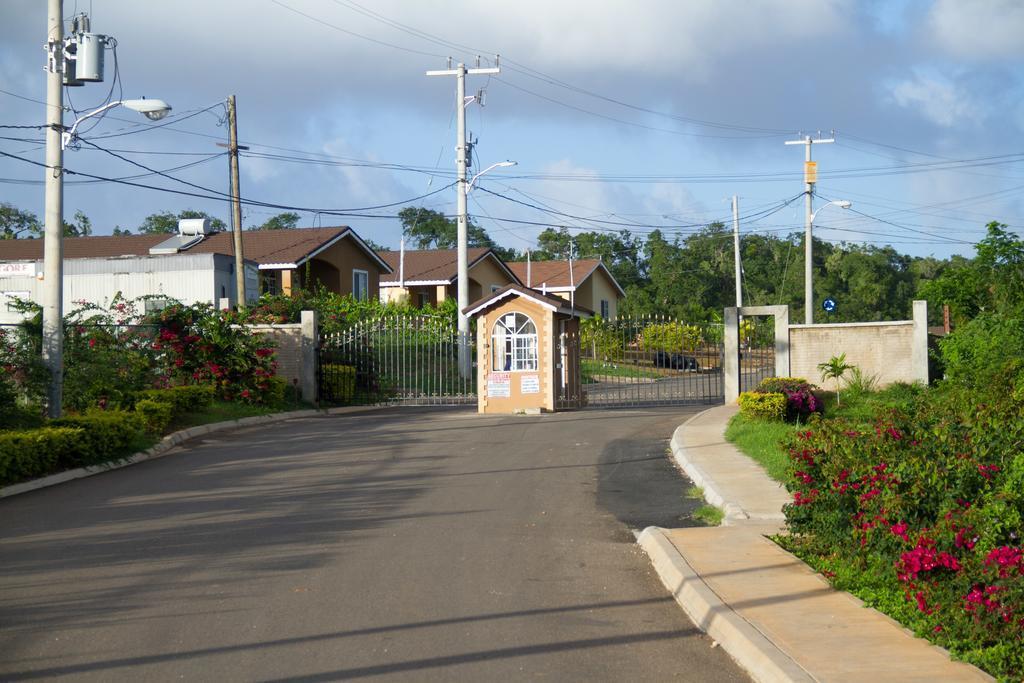 Cheerful 2-Bedroom Home In Falmouth Garden