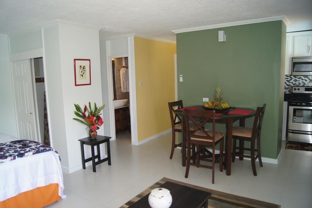 Alva Mae Apartment *