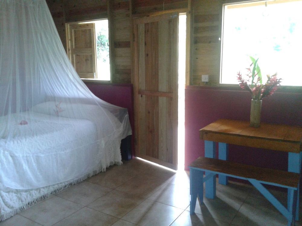 Roots Jungle Retreat Marigot