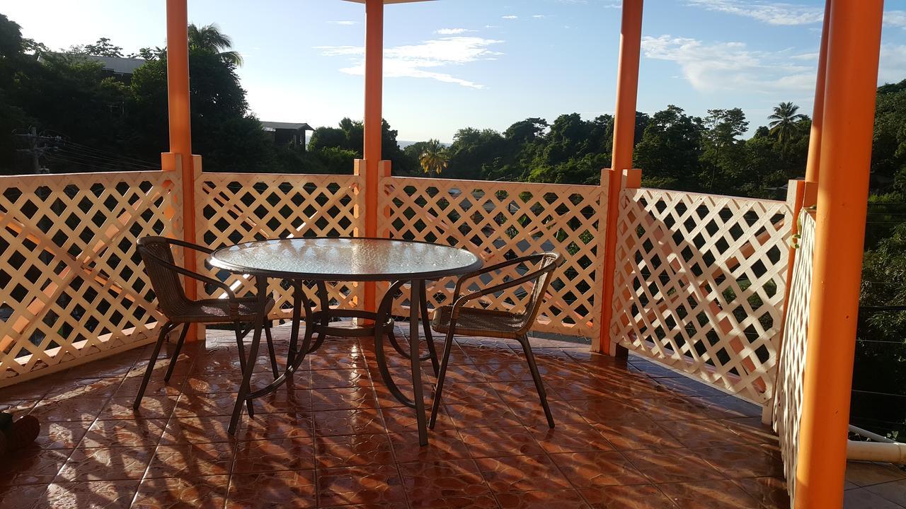Golden Apple Villa *