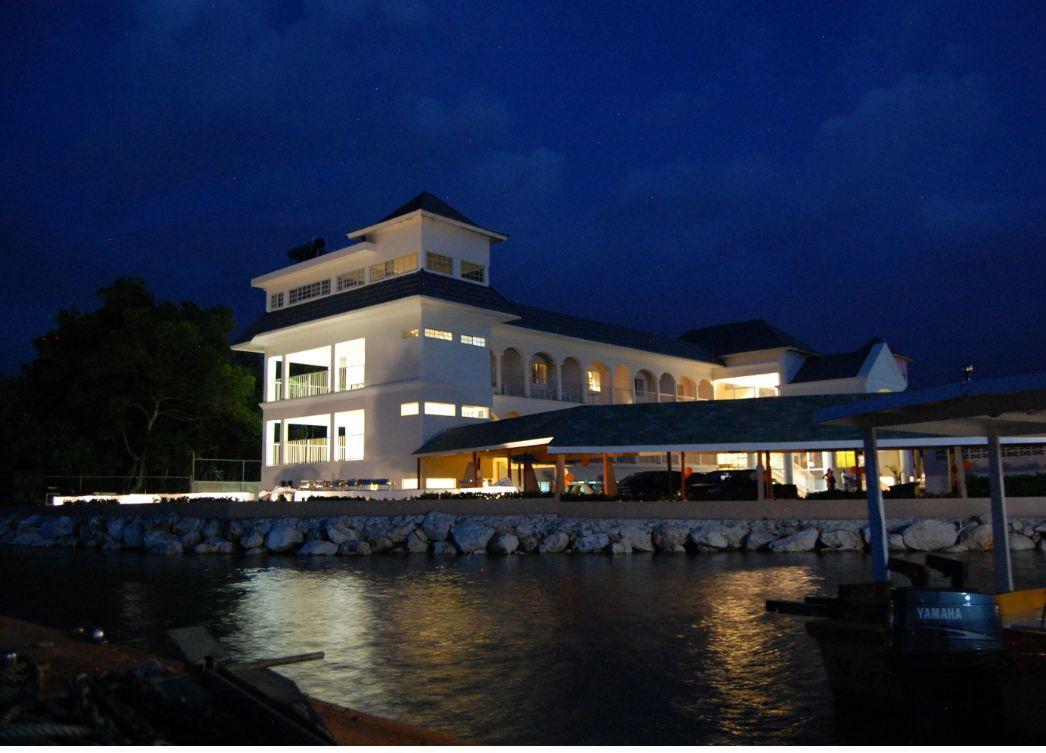 Hotel Glistening Waters 3*