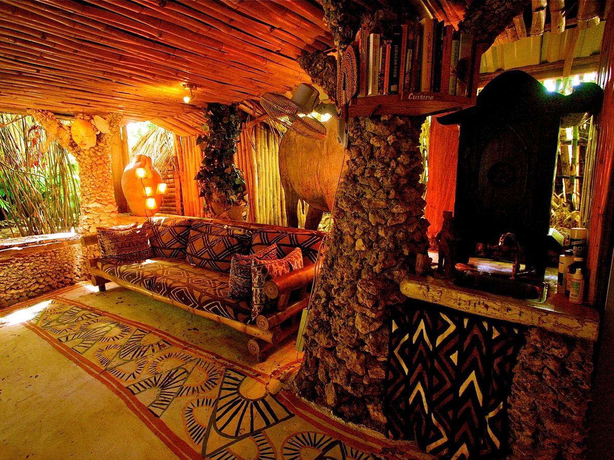 Great Huts Lodge *