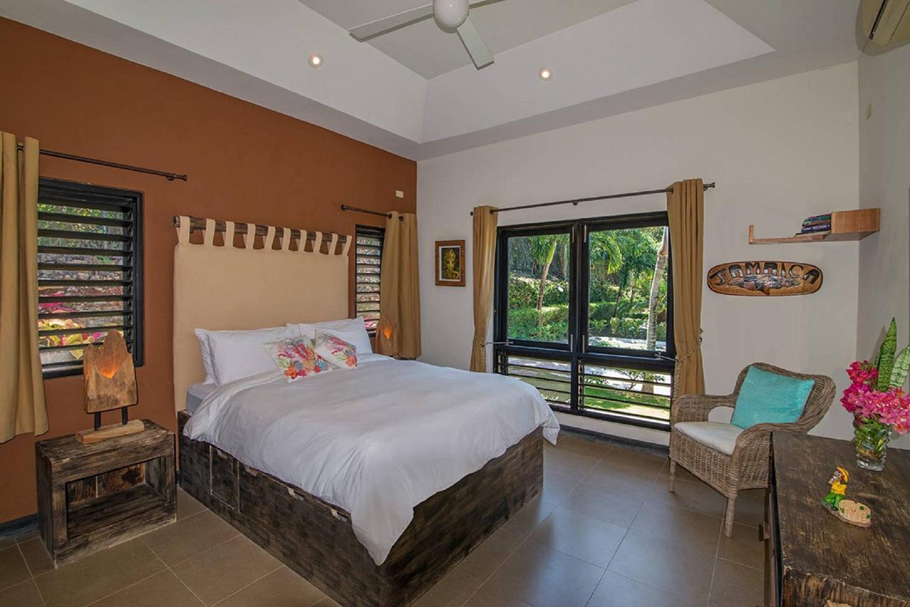 Pousada Luxury Sleeps 6, Access, *