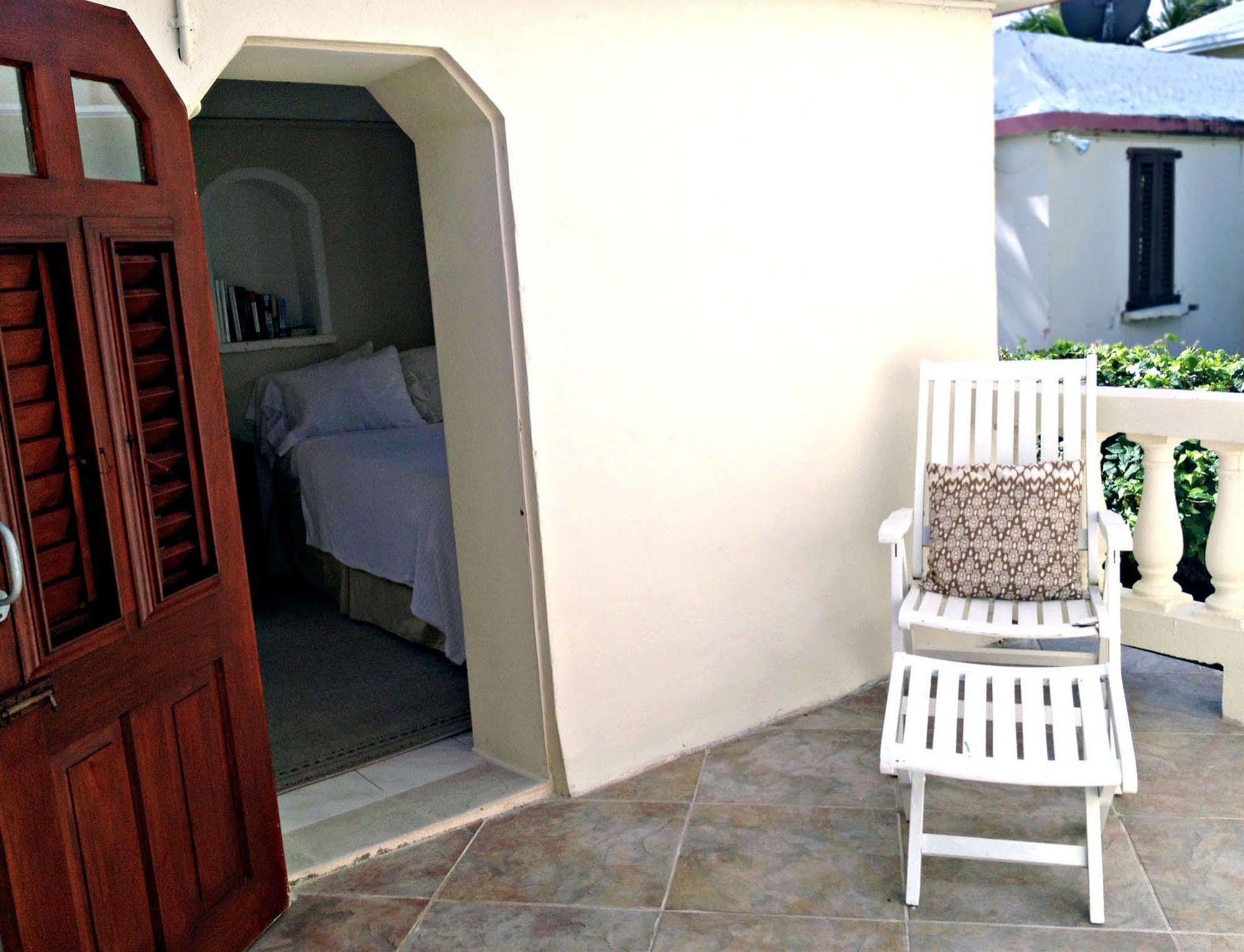 Pensão Round House 2*