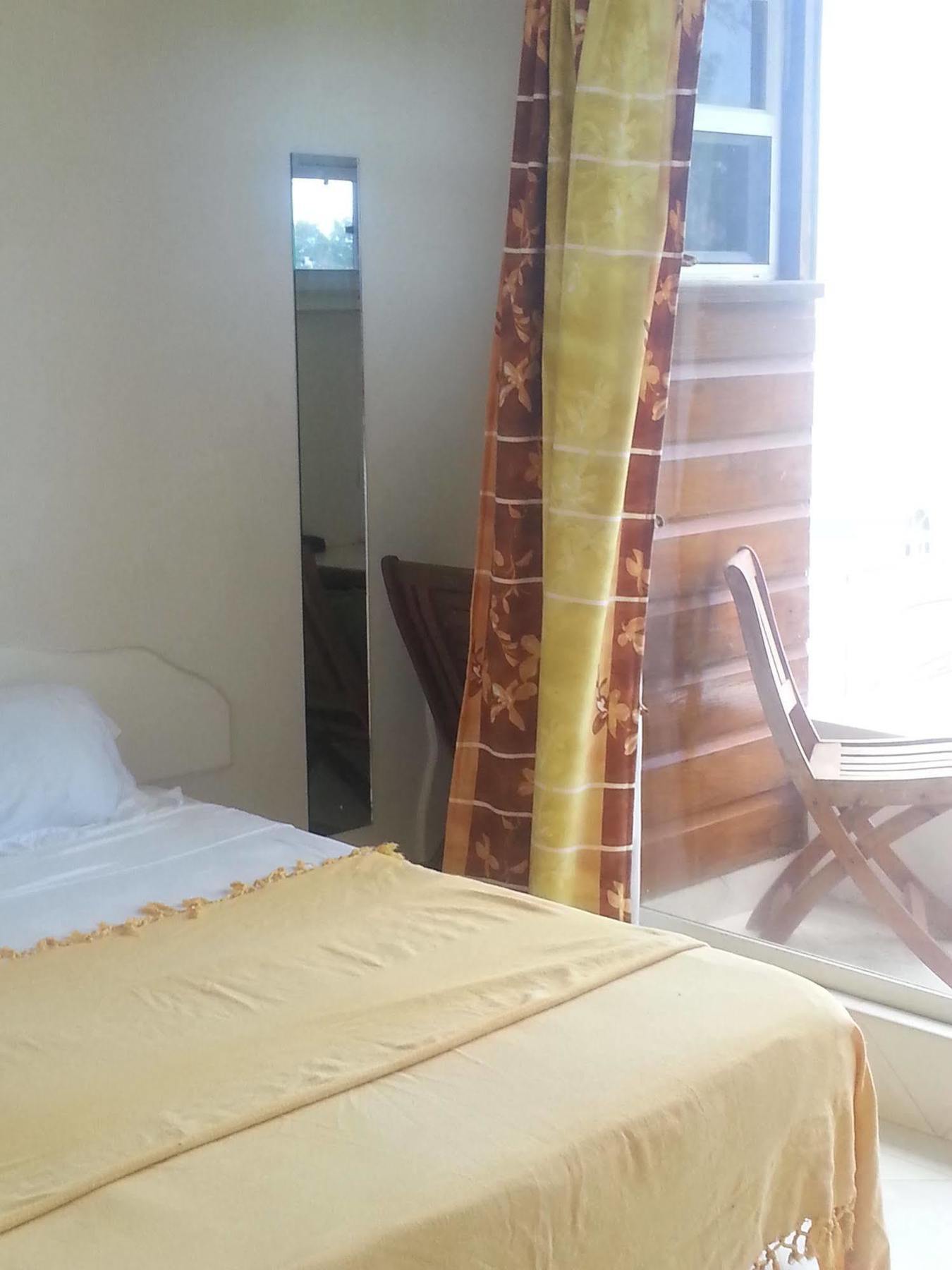 Hotel Coral Lane Derricks