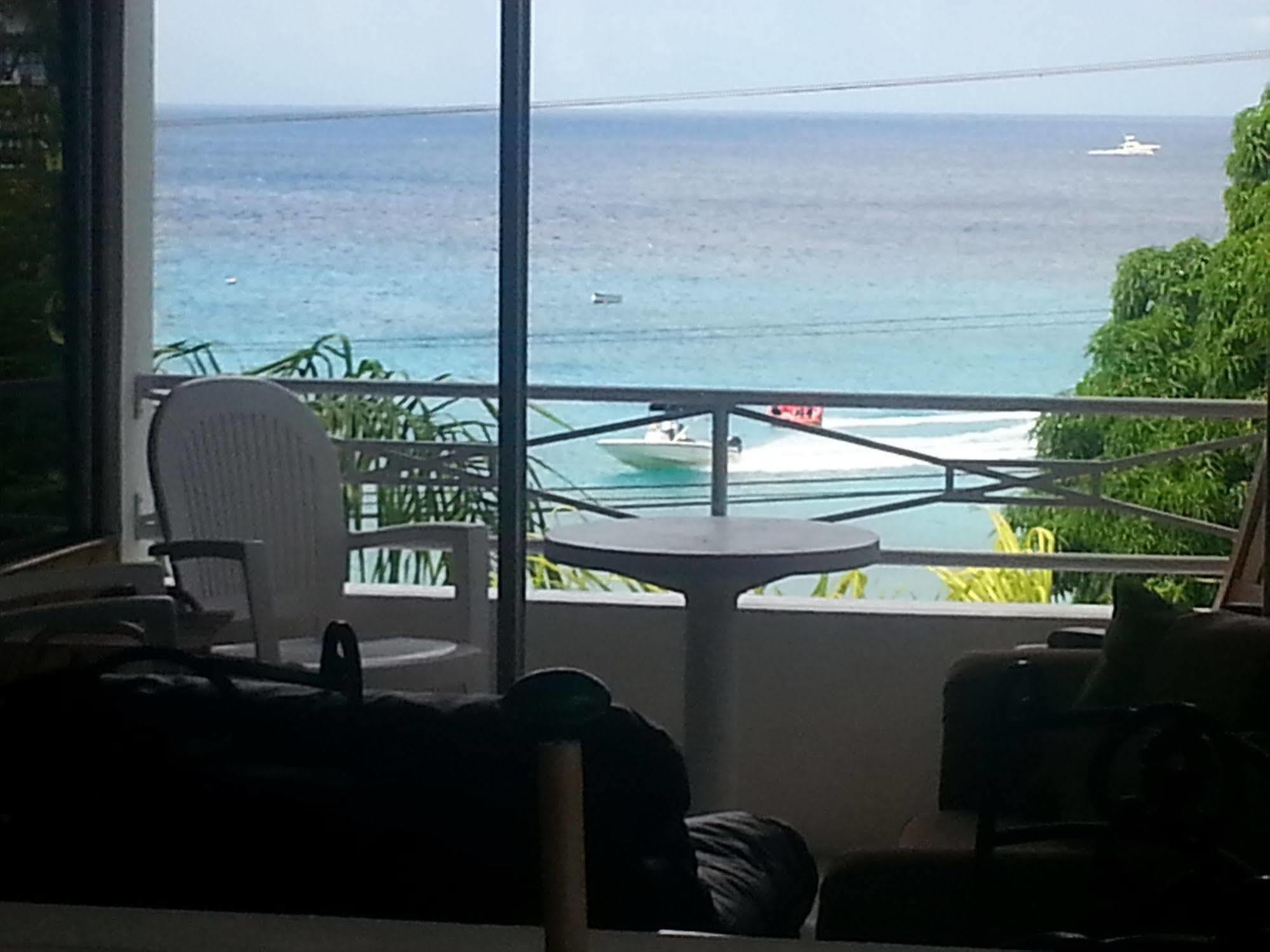 Hotel Coral Lane Derricks