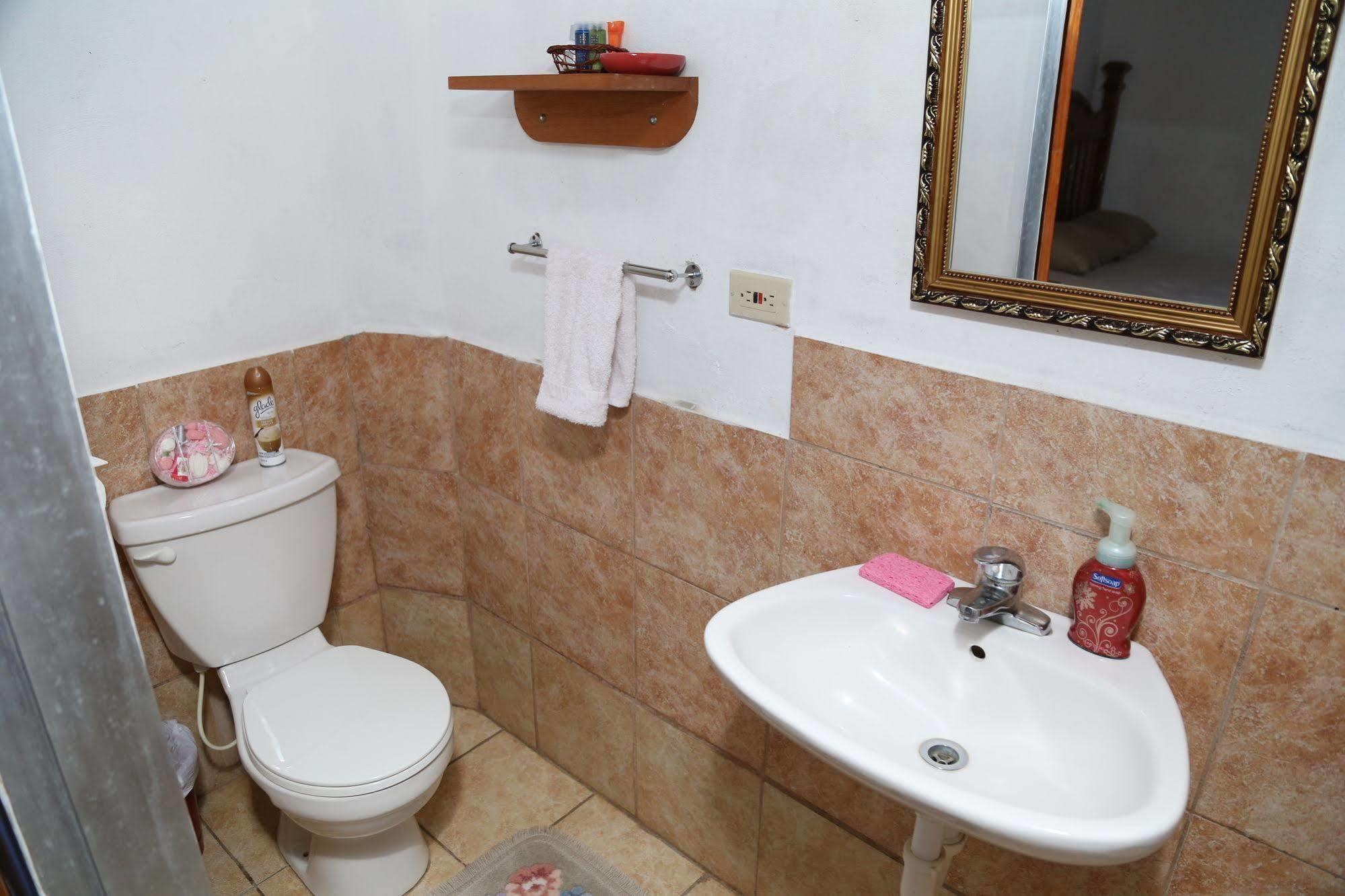 Hotel Lesville Tobago Canaan
