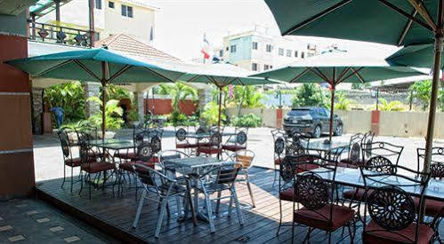 Century Plaza Hotel 3*