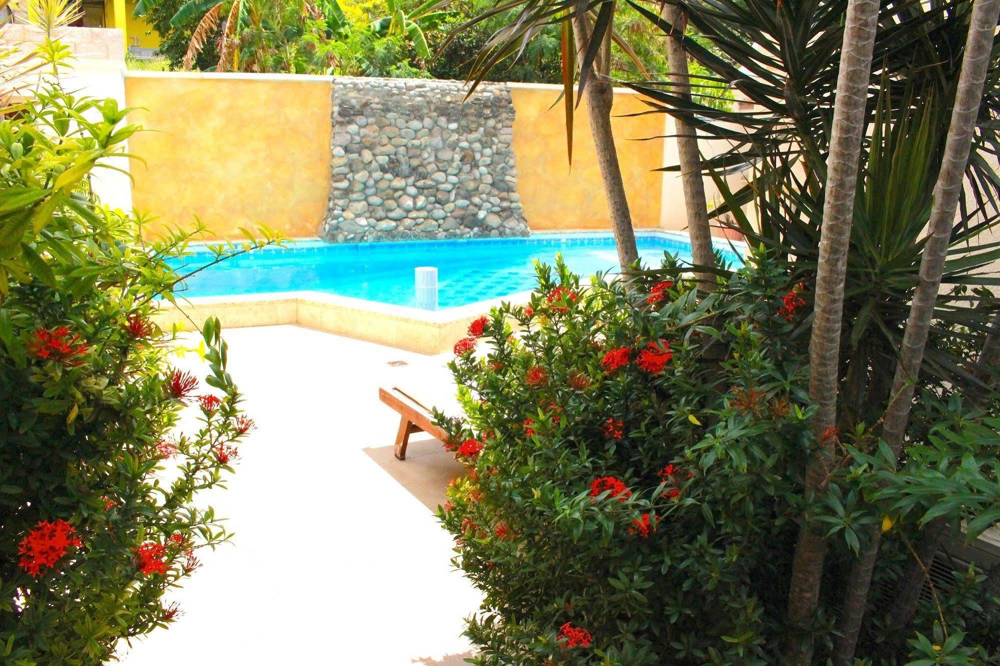 Mandela Court Aparthotel 4*