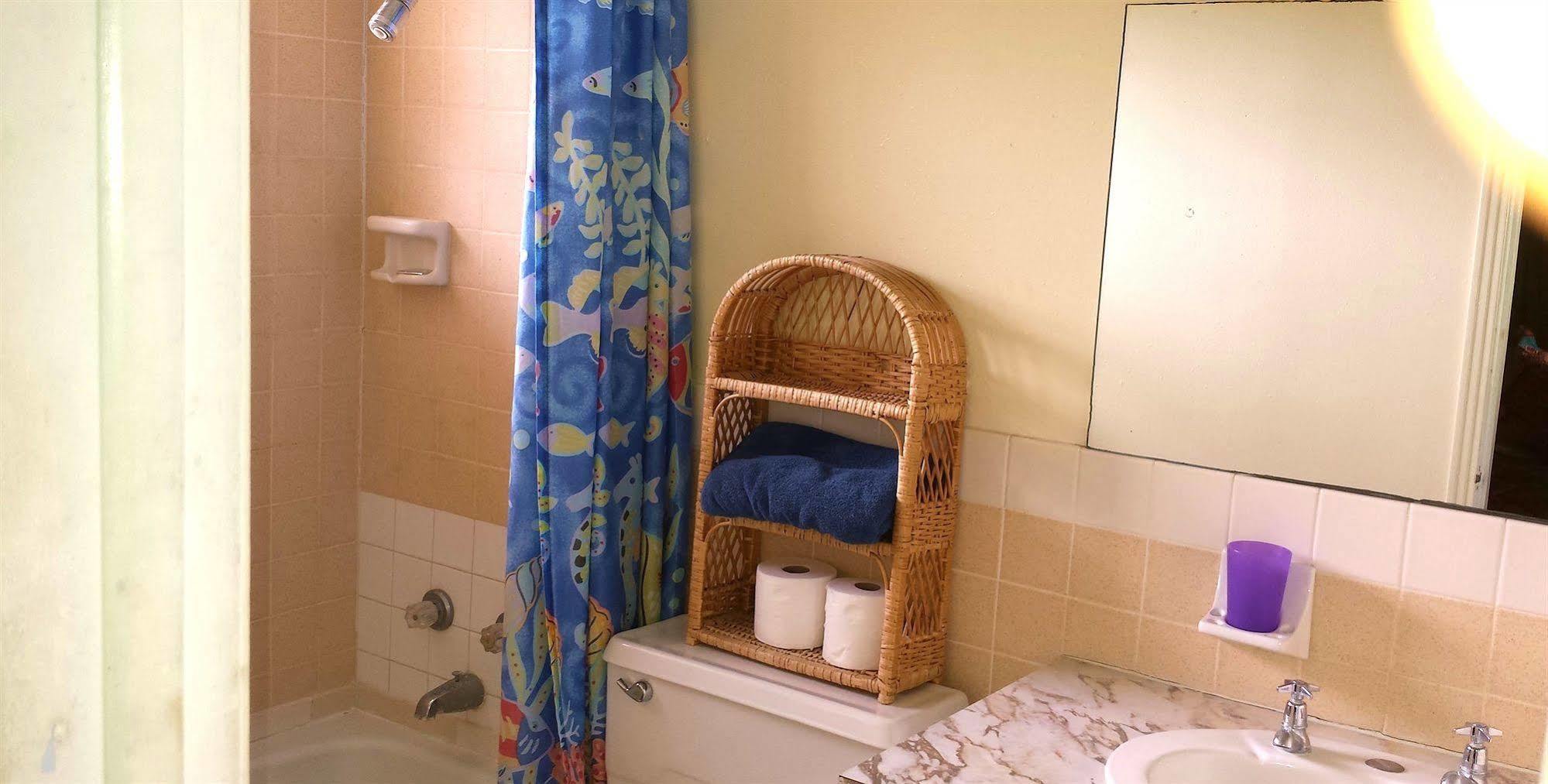 Inn Eldemire's Tropical Island