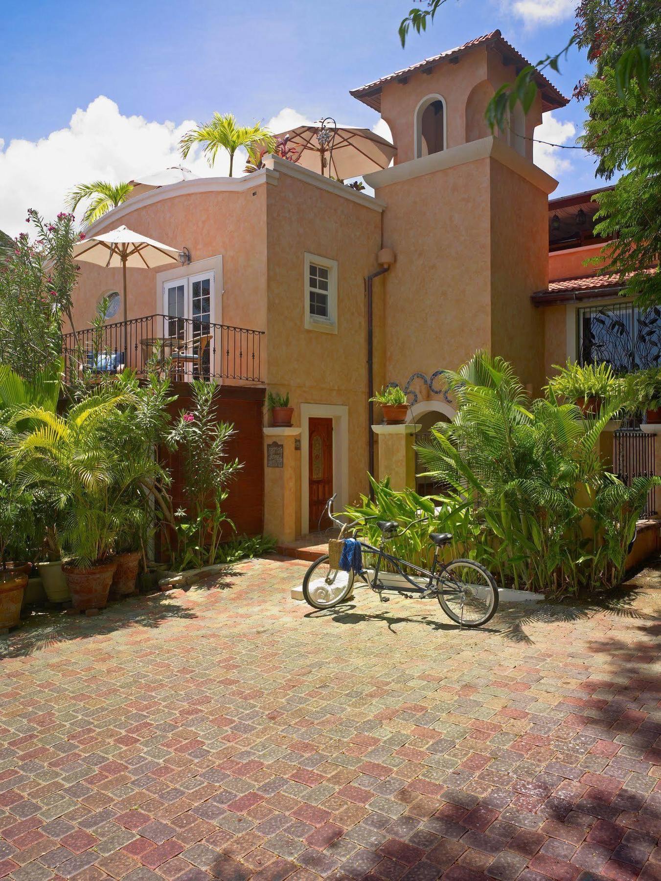 Little Arches Boutique - Adults Only 4*