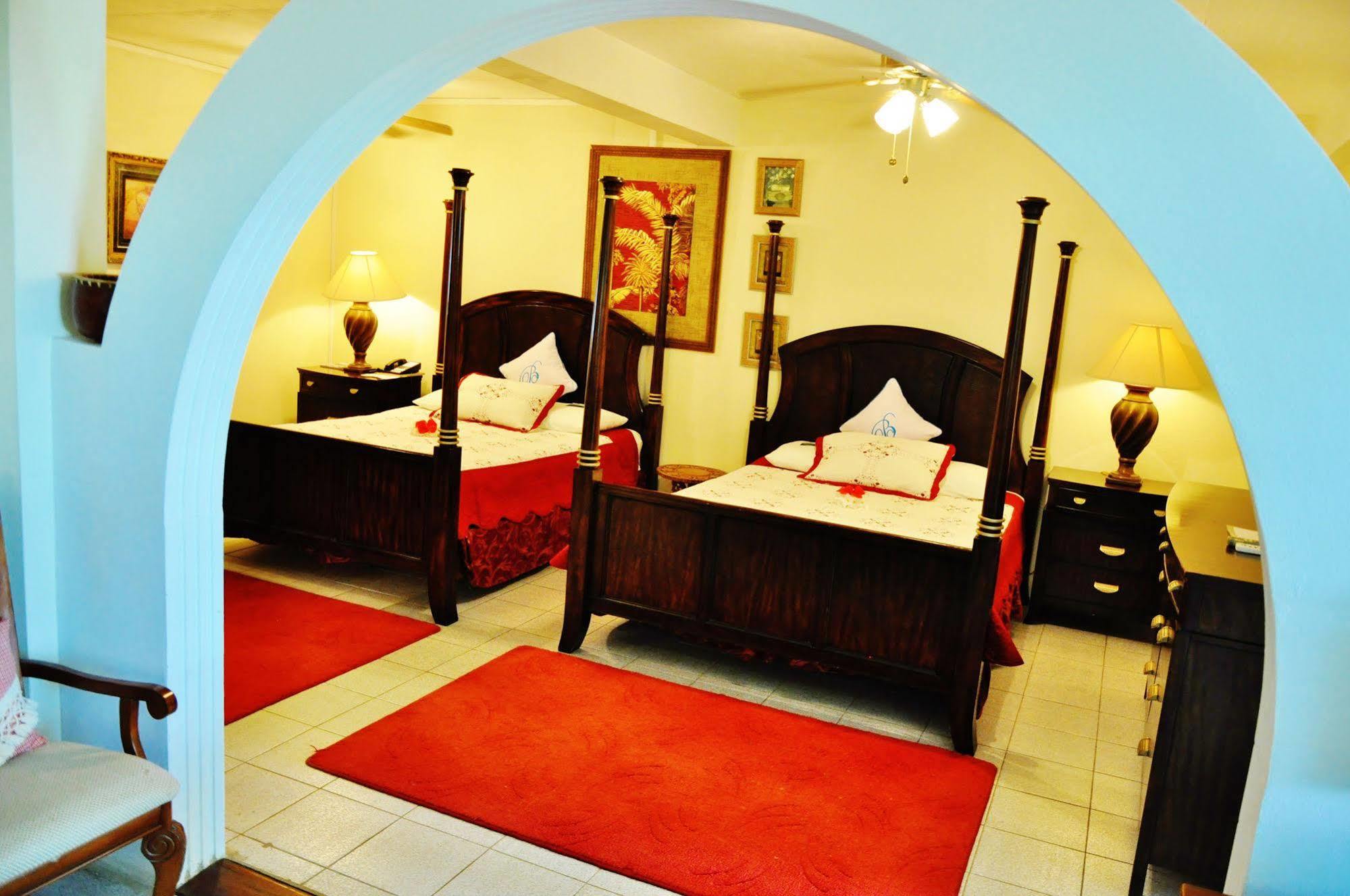 Hotel Beachcombers 3*