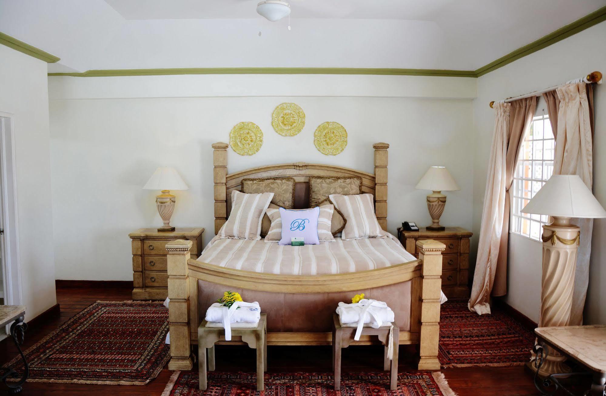 Hotel Beachcombers 3*