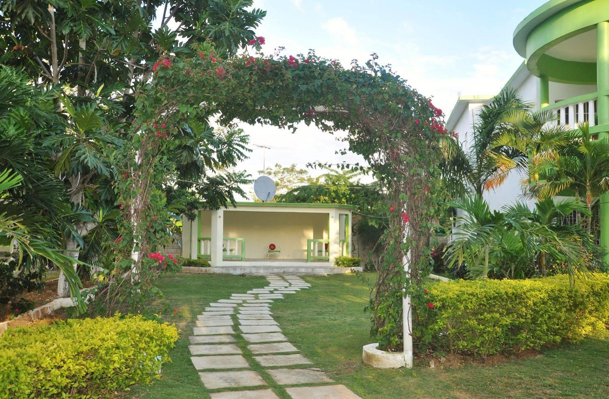 Mom's Village 2* Runaway Bay