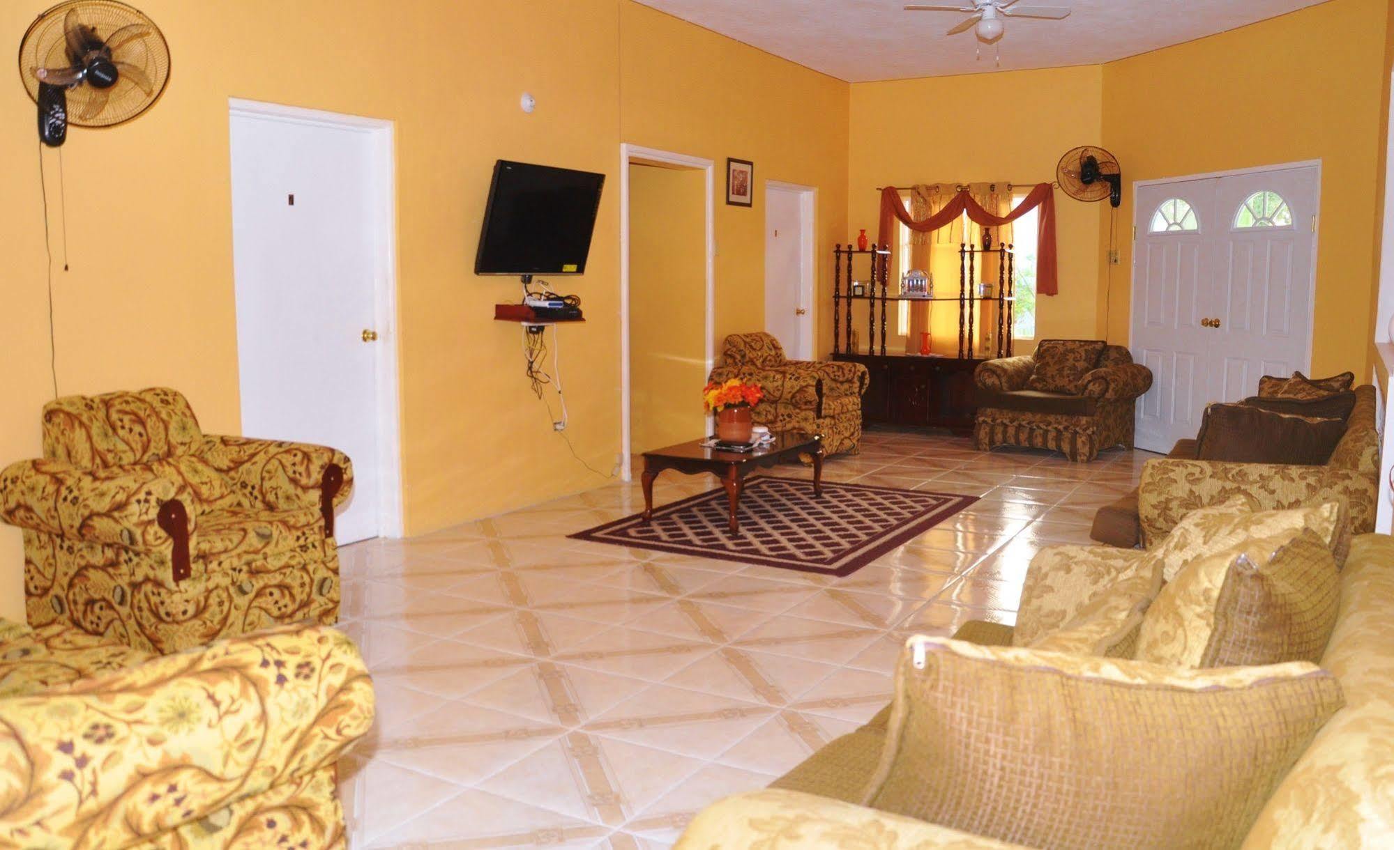 Mom's Village Bed & Breakfast Runaway Bay