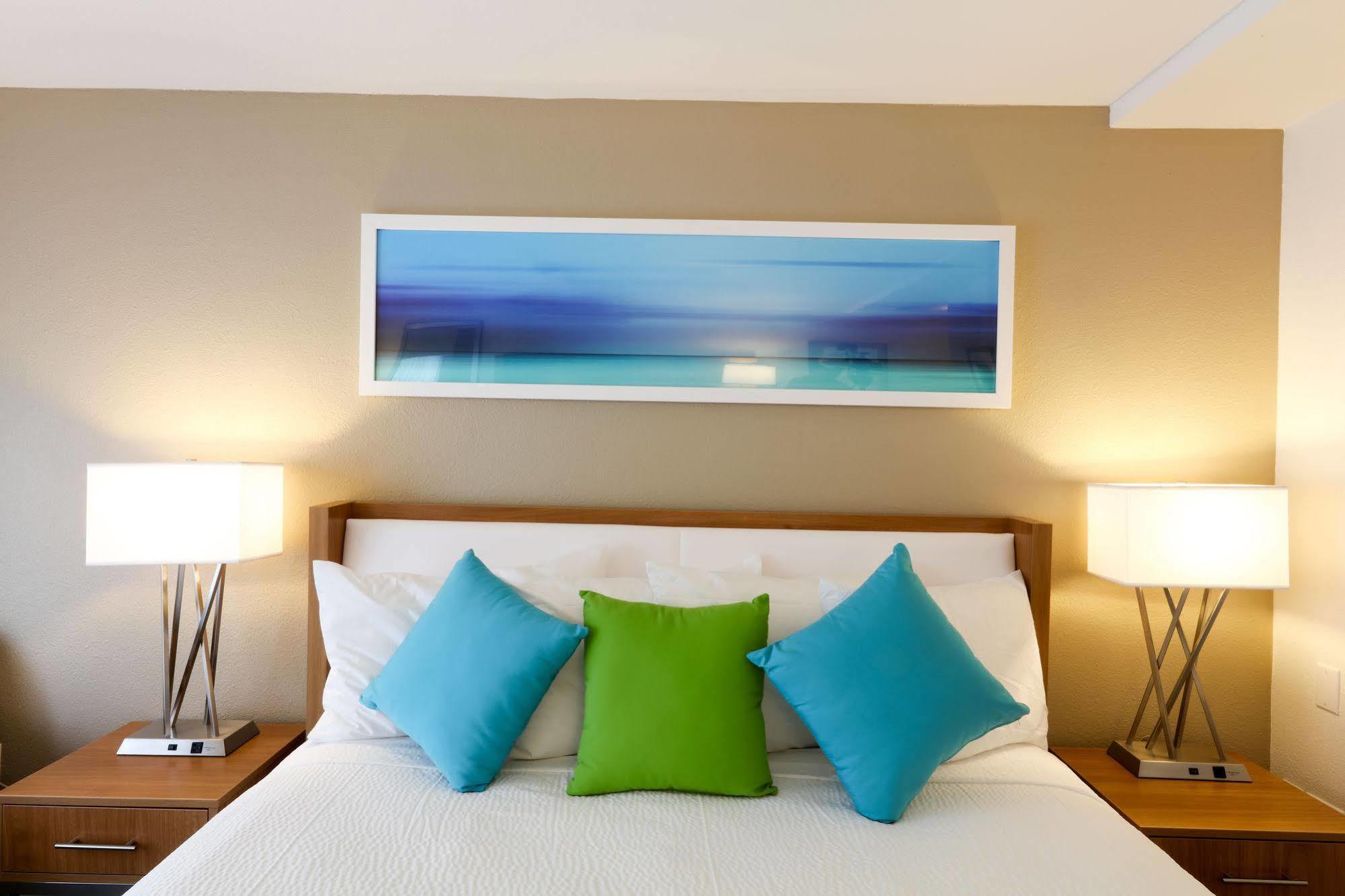 Courtyard By Marriott Downtown/junkanoo Hotel Nassau