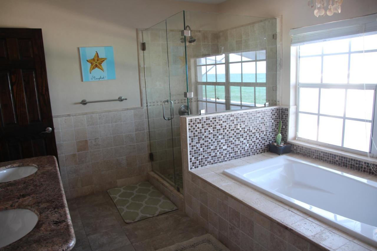 Holiday home Water's Edge - Oceanfront With Private Pool