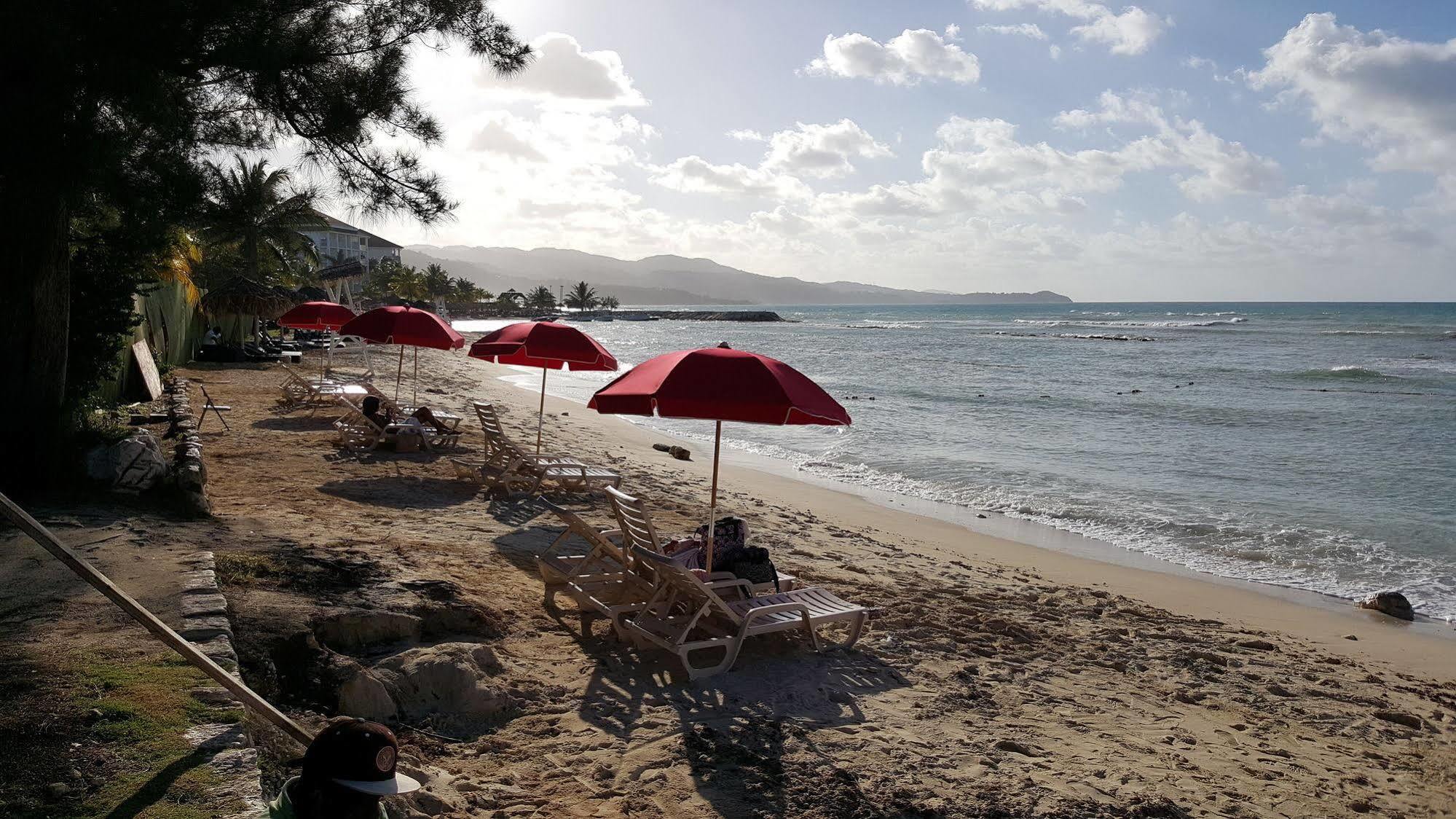 Casa Marina At Seawind Hotel