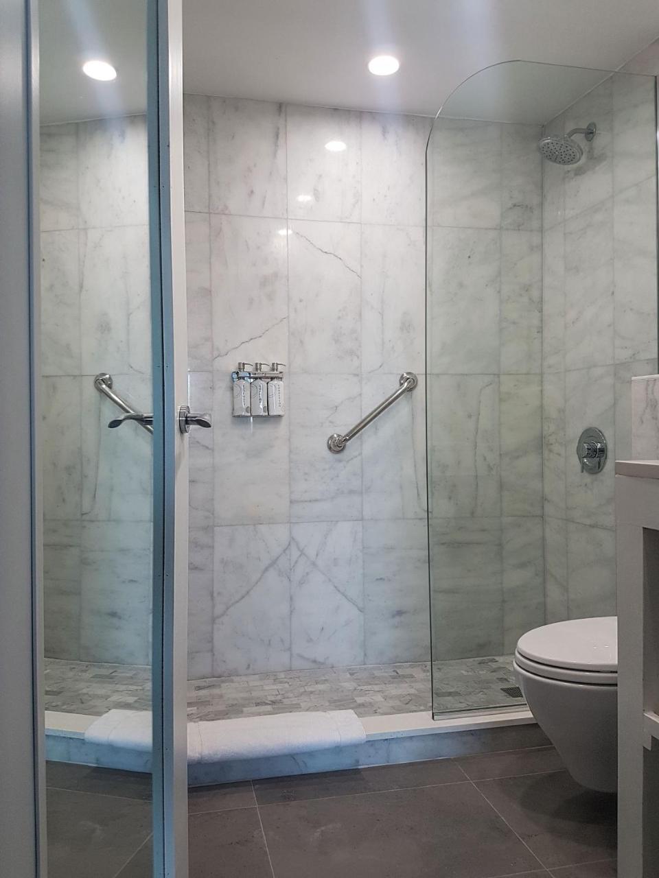 R Hotel 4*