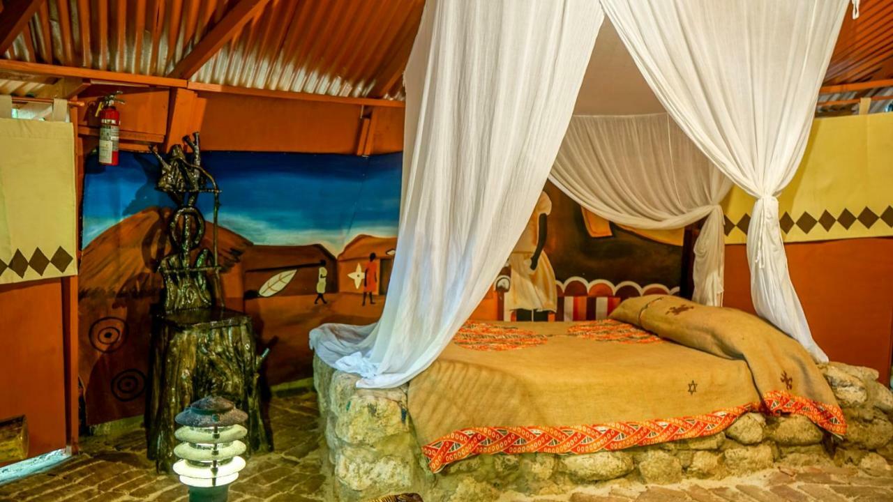 Great Huts Lodge *